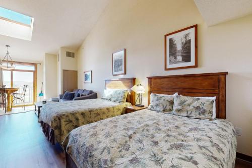 une chambre d'hôtel avec deux lits et une chaise dans l'établissement Chula Vista Resort Villa # 7421, à Wisconsin Dells