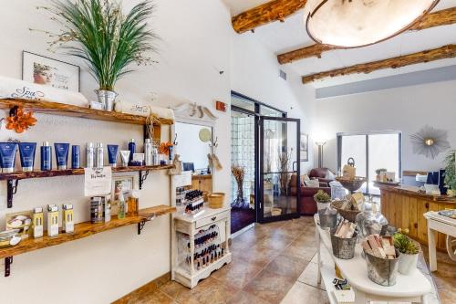 une pièce avec une pharmacie avec un magasin dans l'établissement Chula Vista Resort Villa # 7421, à Wisconsin Dells