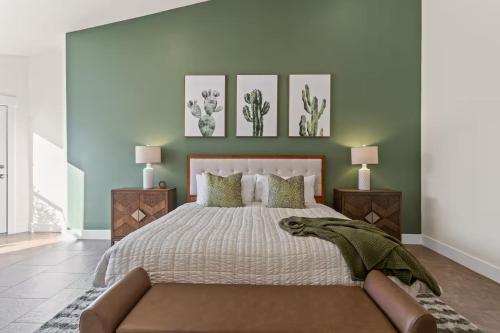 una camera da letto con un grande letto con tre dipinti alle pareti di 4 King Size Beds - Hot Tub & Pool ad Avondale
