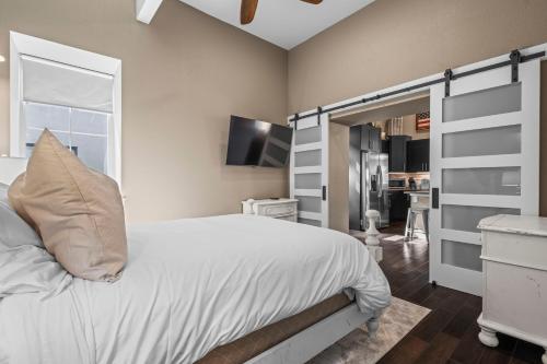 Ένα ή περισσότερα κρεβάτια σε δωμάτιο στο Stylish Church Conversion Walk To Lohi