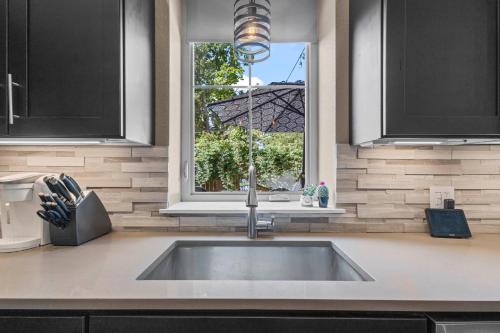 Φωτογραφία από το άλμπουμ του Stylish Church Conversion Walk To Lohi στο Ντένβερ