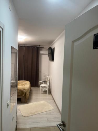 a small room with a bed and a table at The Lakehouse Snagov Near Therme in Vlădiceasca