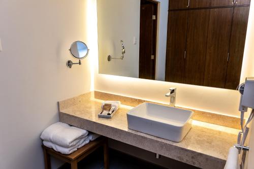 Ένα μπάνιο στο S22 Hotel & Suites