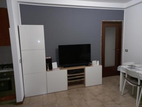TV a/nebo společenská místnost v ubytování Apartment Trezzano Sul Naviglio