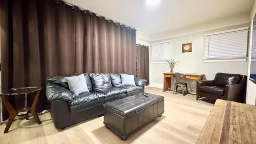 Χώρος καθιστικού στο Downtown 2BR Historic Spanish Bungalow, with Parking