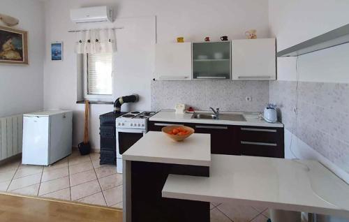 Η κουζίνα ή μικρή κουζίνα στο Amazing Apartment In Vabriga With Wifi