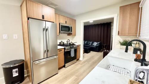 Η κουζίνα ή μικρή κουζίνα στο Downtown 2BR Historic Spanish Bungalow, with Parking