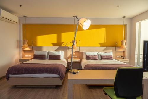 Postel nebo postele na pokoji v ubytování Hotel Bari Bucaramanga By OxoHotel