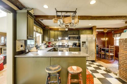 Η κουζίνα ή μικρή κουζίνα στο All-Season Lakefront Escape, 8 Mi to Mount Sunapee