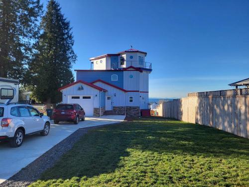 ein vor einem Leuchtturm geparktes Auto in der Unterkunft Luxury studio with incredible bay view in Birch Bay