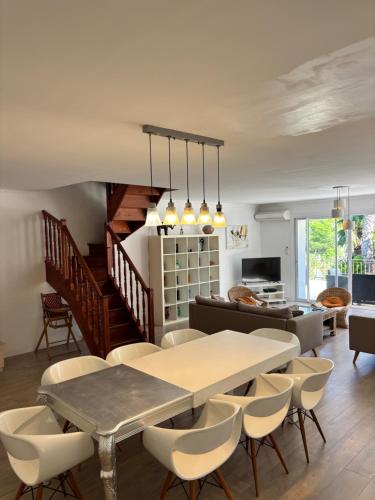 een eetkamer met een tafel en stoelen bij Villa Carry Piscine Sauna Jacuzzi in Carry-le-Rouet