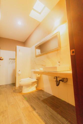 a bathroom with a toilet and a sink at Hotel Maria Maria in Bacalar