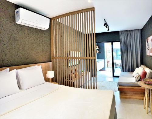 une chambre avec deux lits et un mur avec un radiateur dans l'établissement Villa Kamby Milagres - ER Hospedagens, à São Miguel dos Milagres