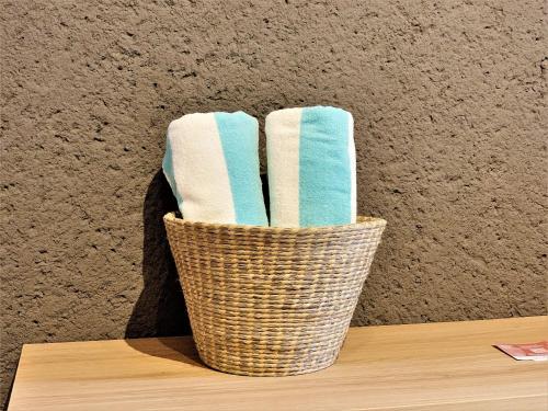 un panier avec trois serviettes posé sur une table dans l'établissement Villa Kamby Milagres - ER Hospedagens, à São Miguel dos Milagres