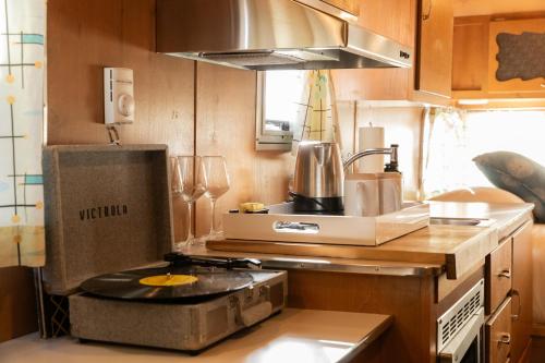 Photo de la galerie de l'établissement Shasta Trailer- Vintage Charm, Modern Comfort Pool, à Yucca Valley