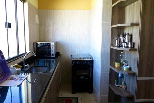 una piccola cucina con lavello e fornello di Pousada Corazao Sagradao ad Abadiânia