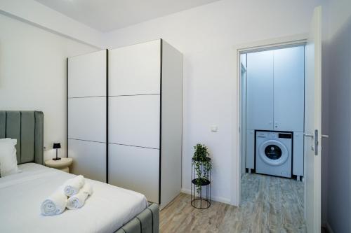 a bedroom with a bed and a washing machine at My Happy Place - Craiova in Craiova