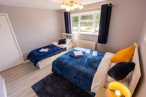 Ένα ή περισσότερα κρεβάτια σε δωμάτιο στο House - Sleeps 8 - Parking - Garden