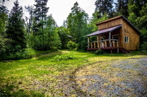 Jardín al aire libre en Midnight Sun Log Cabins