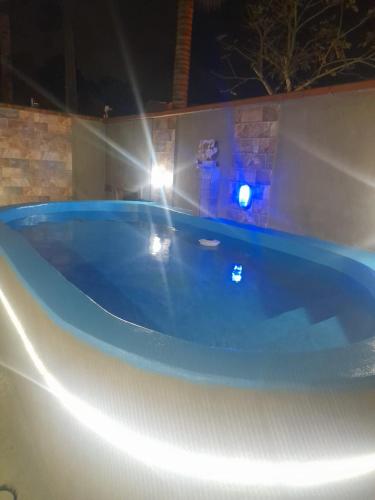 a jacuzzi tub with a beam of light at Doce Lar in Itapoa