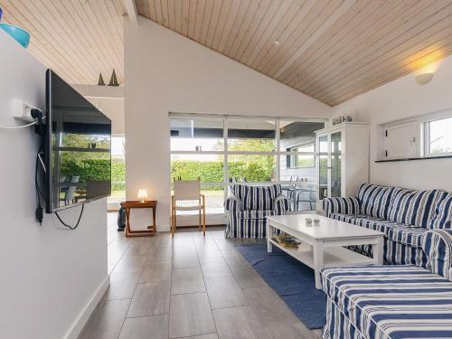 TV a/nebo společenská místnost v ubytování 4 star holiday home in Karrebæksminde