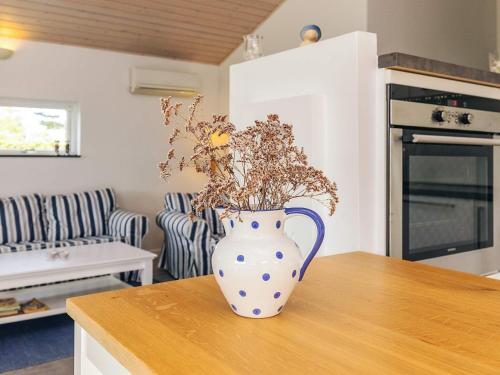Kuchyň nebo kuchyňský kout v ubytování 4 star holiday home in Karrebæksminde