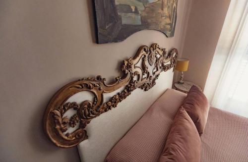 a mirror on a wall next to a couch at Luxury Suite Vitruvio 55 in Formia