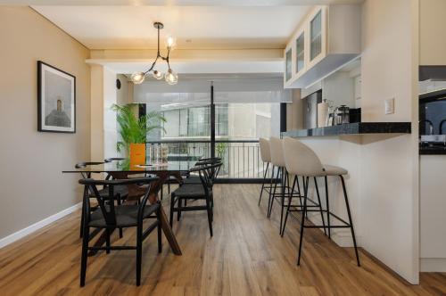 a dining room and kitchen with a table and chairs at Nuevo Leon 155 by Wynwood House in Mexico City