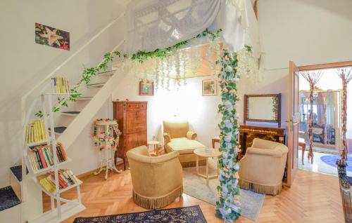 VelaにあるNice Apartment In Trento With Wifiのリビングルーム(階段、テーブル、椅子付)