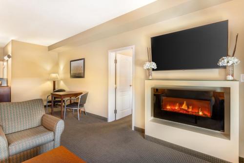 Televisyen dan/atau pusat hiburan di Best Western Plus Service Inn & Suites