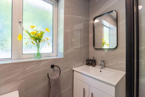 Ένα μπάνιο στο House - Sleeps 8 - Parking - Garden