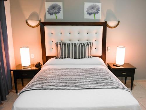 Postel nebo postele na pokoji v ubytování Hotel Rey