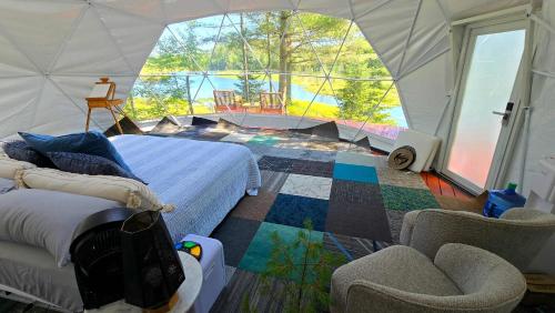 Voodi või voodid majutusasutuse 3 Secluded amazing spots on your own Private Pond toas