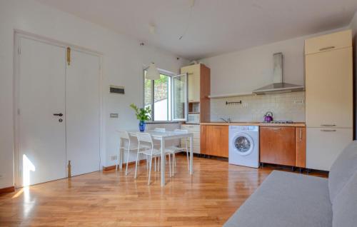 Una cocina y un comedor con mesa y sillas. en Awesome Apartment In Bogliasco With Wifi, en San Bernardo