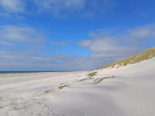 a view of a sandy beach with the ocean in the background at Modern Retreat in Graerup - By Traum Ferienwohnungen in Oksbøl