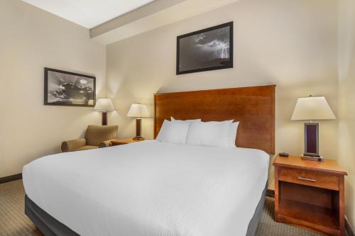 Katil atau katil-katil dalam bilik di Best Western Plus Service Inn & Suites