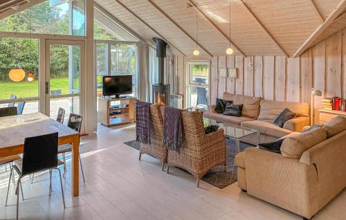 Μια τηλεόραση ή/και κέντρο ψυχαγωγίας στο 3 Bedroom Stunning Home In Idestrup