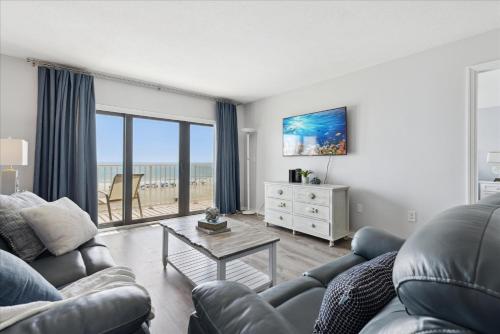 un salon avec un canapé et une table dans l'établissement Boardwalk 401, à Cocoa Beach