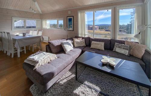 พื้นที่นั่งเล่นของ 3 Bedroom Cozy Home In Sjusjøen
