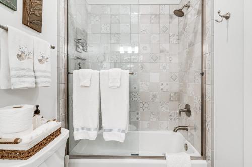 a bathroom with a tub and a shower with towels at Half Moon Bay Vacation Rental 1 Mile to Beach! in Half Moon Bay
