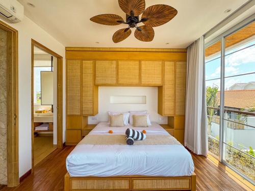 Postel nebo postele na pokoji v ubytování Luxury Beachside 3BD Villa with Pool & Rooftop Seseh