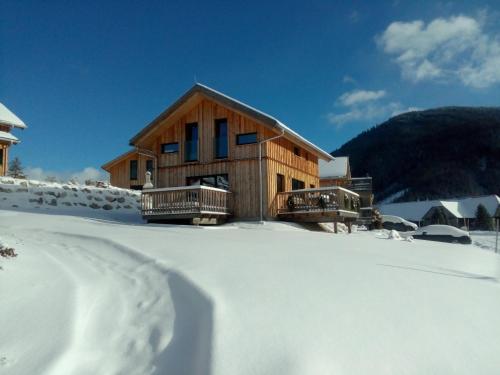 a log cabin in the snow with snow footprints at Bärenschanze in Hohentauern