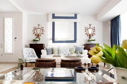 Ayía ParaskevíにあるCasa Taylor 4BR with private pool and sea viewのソファとテーブルのあるリビングルーム