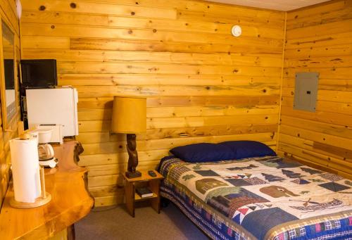 Cama o camas de una habitación en Midnight Sun Log Cabins