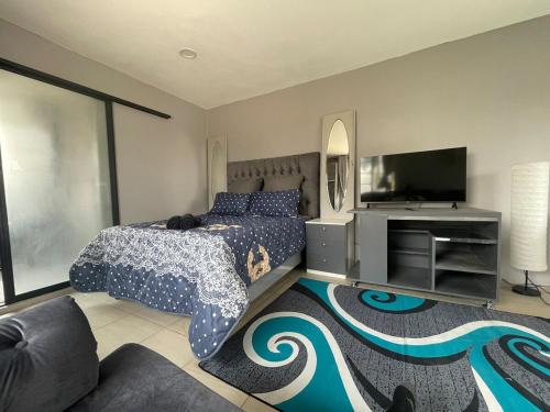 Giường trong phòng chung tại KingBeez Home