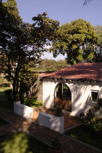 a small white building with a red roof at Villas Mexiko in Tepoztlán