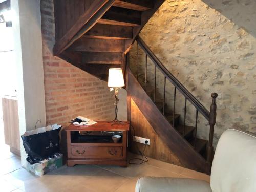a lamp on a dresser in a room with a staircase at Spacieuse maison près du Mans avec jardin, idéale pour séjours pro, 4 chambres, Wi-Fi, parking - FR-1-410-330 in Écommoy
