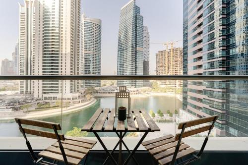 Amazing lake skyline view cozy apartment
