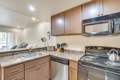 Una cocina o cocineta en Brian Head Studio Condo with Balcony and Mountain View