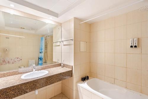 a bathroom with a sink and a bath tub at Stunning lake view 1bedroom apartment in Jlt in Dubai